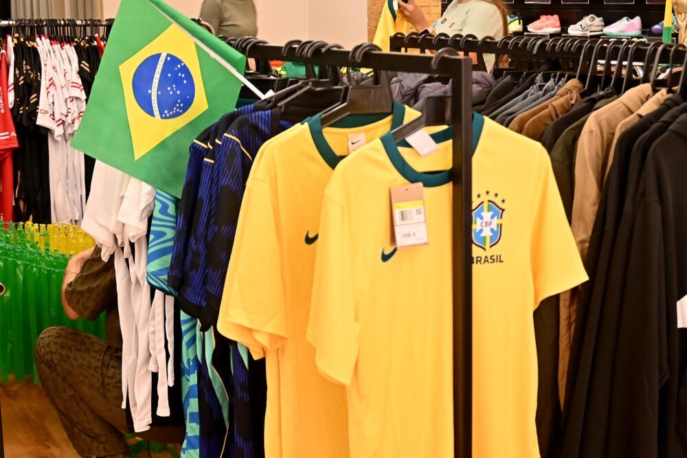 Objetos mais procurados são as tradicionais camisetas da seleção - Foto: Ivan Fuquini