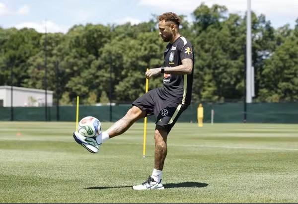 Neymar foi a campo nesta terça-feira
Foto: Rafael Ribeiro/CBF