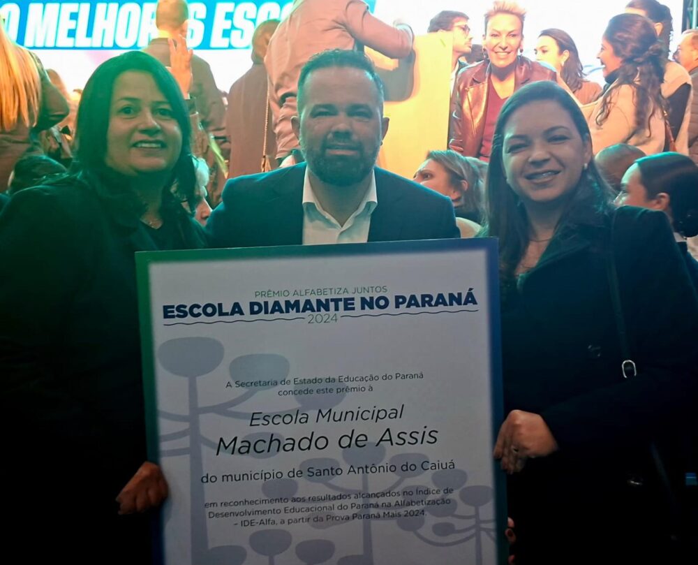 A diretora da Escola Municipal Machado de Assis, Ernita dos Santos Souza, ao lado do secretário estadual de Educação Roni Miranda Vieira e da secretária Municipal de Educação Lidiani Souza