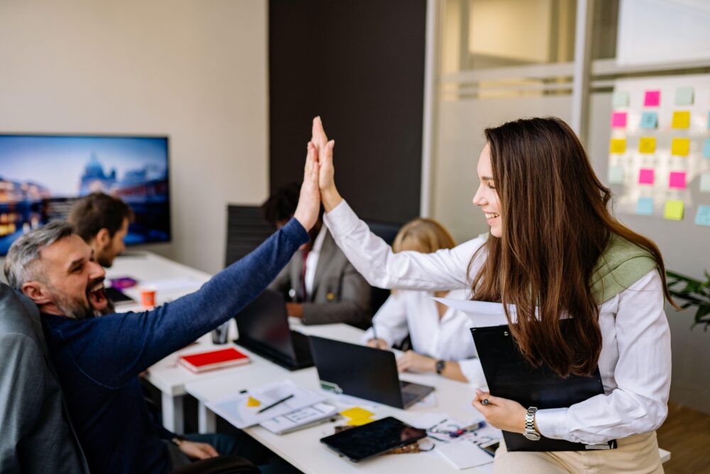 Se adiantar à lei permite que empresas testem diferentes modelos até encontrar o que melhor funciona para a operação
Foto: Yan Krukau / Pexels
