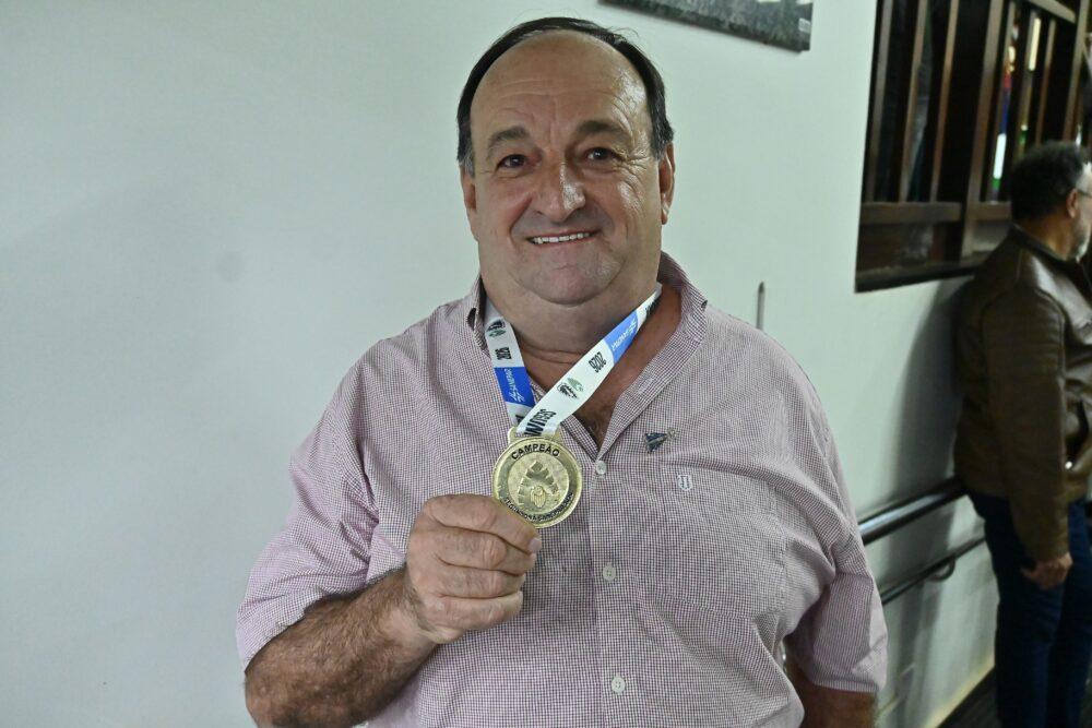 Nivaldo Mazzin comemora terceiro título pelo ACP - Foto: Ivan Fuquini