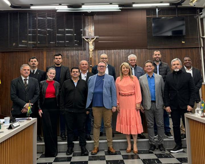 Lideranças municipais em evento na Câmara