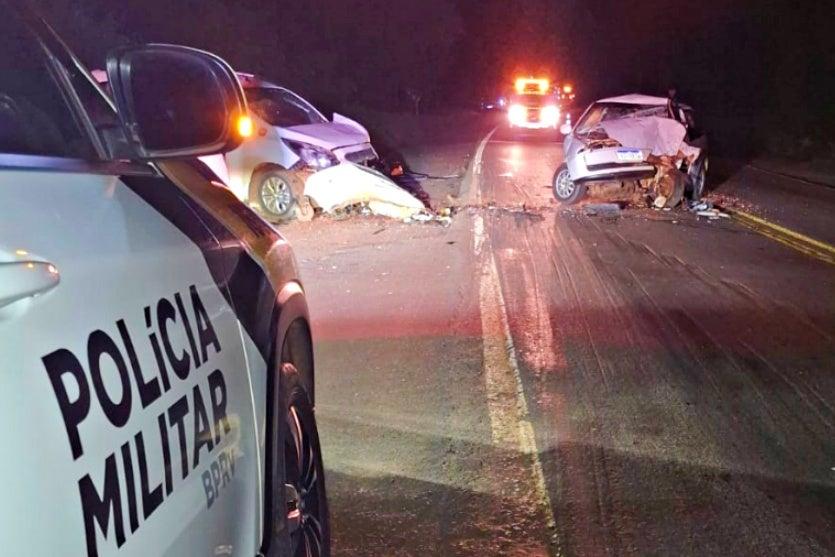 Os dois veículos foram recolhidos por guincho da concessionária EPR ao posto da Polícia Rodoviária de Cruzeiro do Oeste — Foto: BPRv