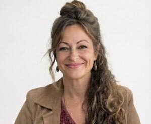 Adriana Braz de Oliveira é psicóloga, especialista em Psicologia Transpessoal e Consteladora Sistêmica. Mestre em Psicologia, Desenvolvimento e Políticas Públicas, possui formação em Psicanálise, pós-graduação em Psicossomática e PhD em Psicologia da Saúde. Integra o CABSIN, rede de pesquisadores referência em Constelações Sistêmicas no Brasil. É autora de Constelações Familiares - A Inovadora Estratégia para Resolução de Conflitos no Judiciário, Psicologia Transpessoal - A Ciência da Consciência e coautora de Constelações Familiares - História, Teoria, Pesquisa e Ética.  
Instagram: @Orienterapias 
Site: www.orienterapias.com