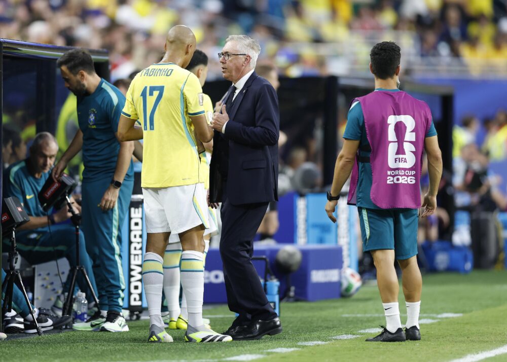 Carlo Ancelotti conversa com seu auxiliar técnico Francesco Mauri durante a vitória da Seleção por 3 a 0 sobre a Escócia, em Miami, pela Copa do Mundo 2026
Foto: Rafael Ribeiro/CBF