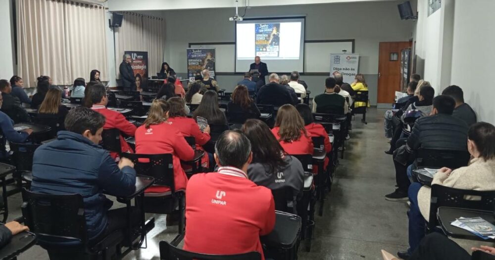 José Augusto Savinski, palestrante oficial do Governo do Paraná, conduziu palestra sobre dependência química e pessoas em situação de rua no auditório da Unipar.