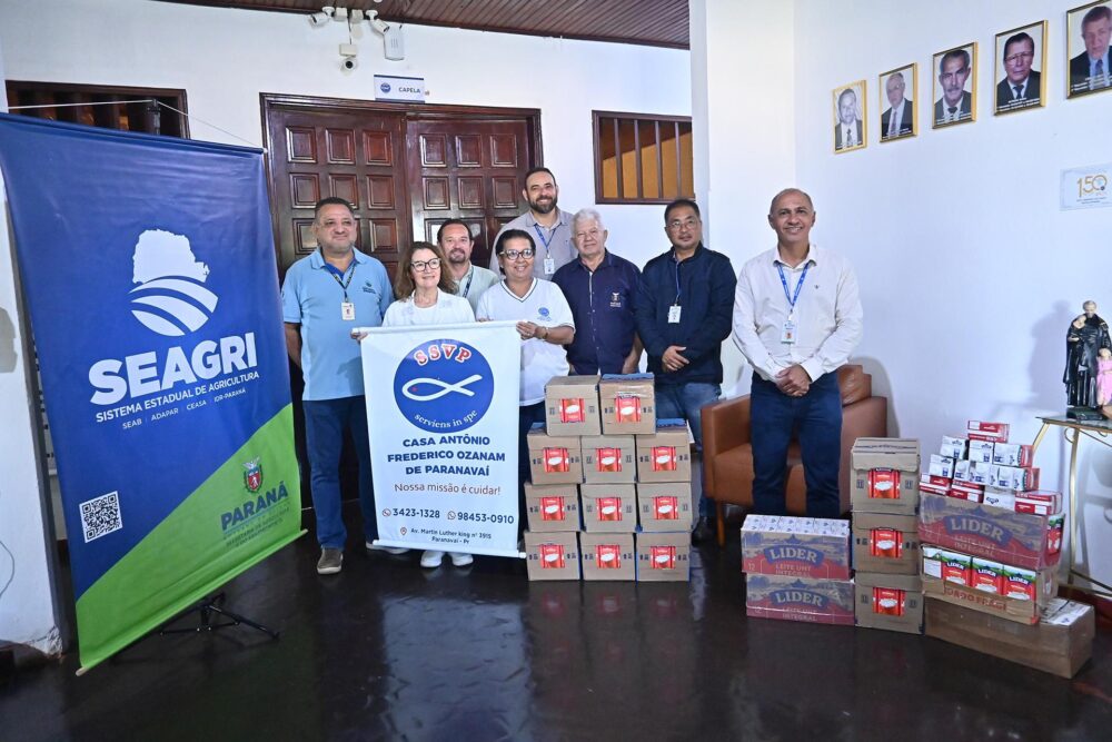 Voluntários e representantes do Lar Vicentino durante a entrega das caixas de leite na tarde desta quarta-feira
Foto: Ivan Fuquini