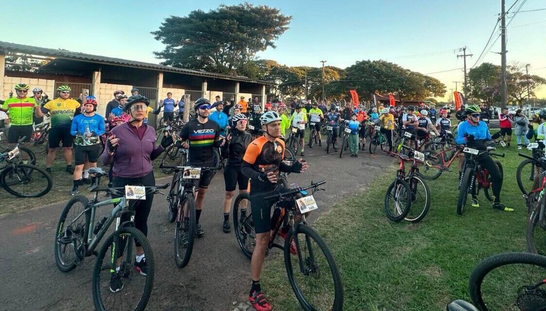 Ciclistas rezando Evento uniu duzentos cilcistas em nome da fé foto: Valmir Trentini