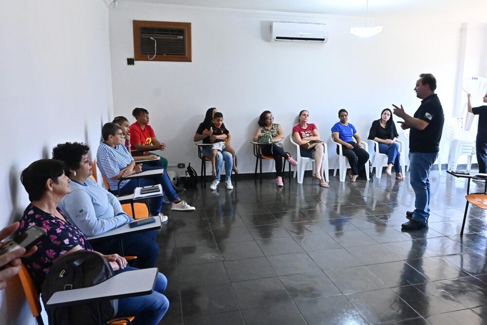Na tarde desta quarta-feira, o bate-papo foi com o delegado da Mulher Luciano Dias
Foto: Ivan Fuquini
