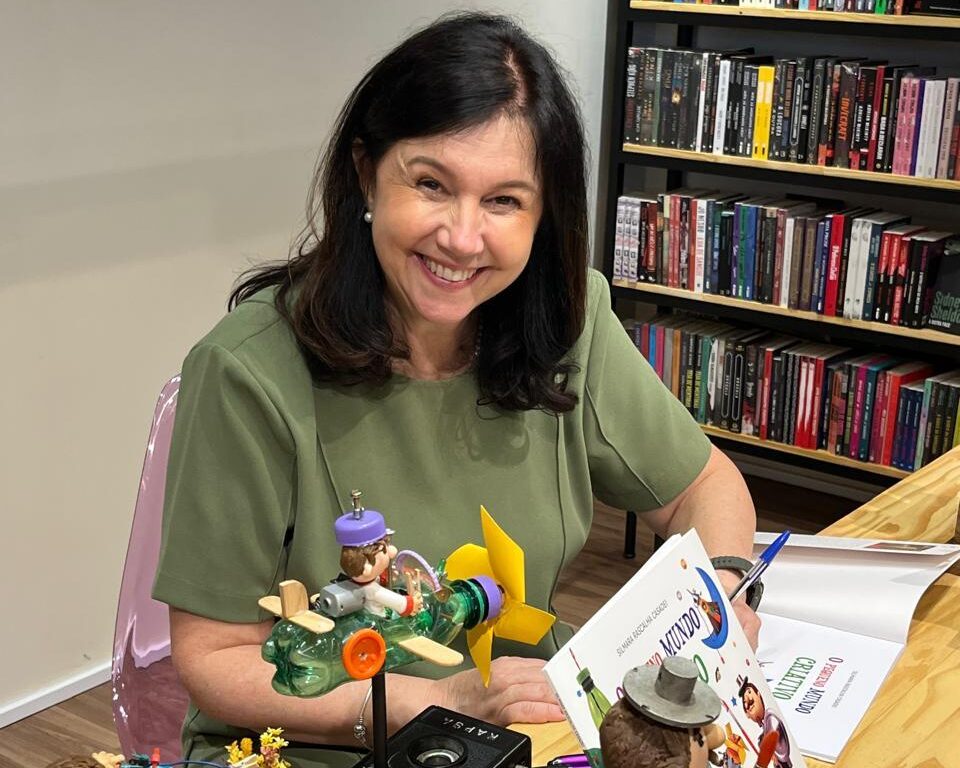 Silmara Casadei é mestre, doutora em Educação e psicanalista unindo experiência e sensibilidade em suas obras voltadas ao público infantil e infantojuvenil 
Instagram: @silmaracasadei_oficial
