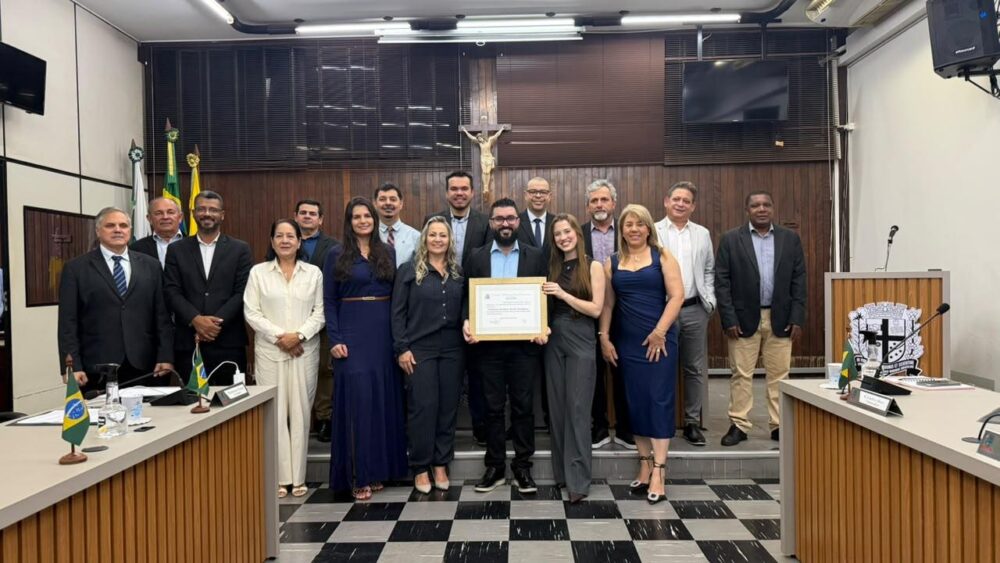 Momento da entrega da homenagem ao professor