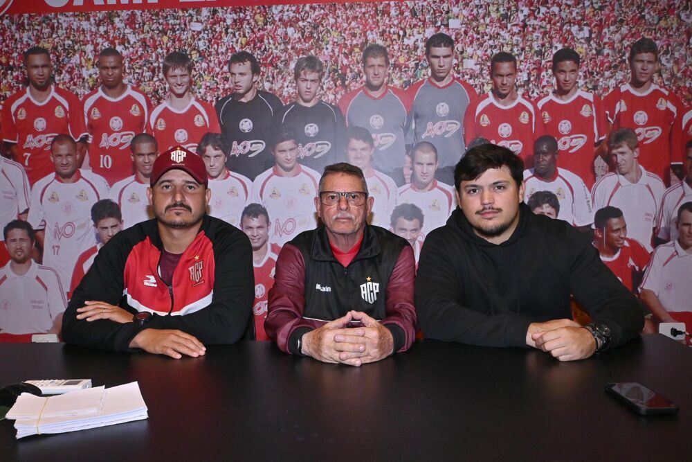 Arielton, Martinelli e Kendue falam sobre a base 
(Foto: Ivan Fuquini)