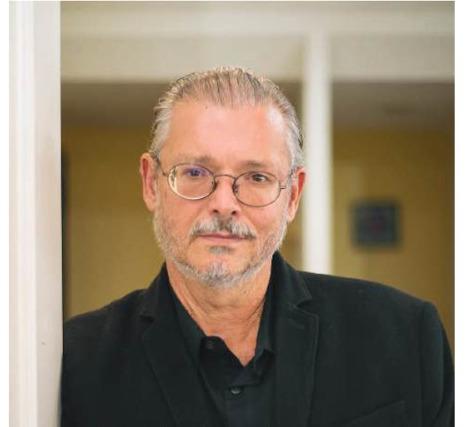 Marco Aurelio Alvarenga Monteiro é Professor Associado e Livre-Docente na UNESP, com mestrado e doutorado em Educação para a Ciência. Com uma carreira dedicada à Física e à Robótica Educacional, expandiu suas fronteiras literárias para o desenvolvimento pessoal ao compreender que o aprender e o existir são processos indissociáveis do estado emocional. 
Instagram: @prof.marcoaurelio