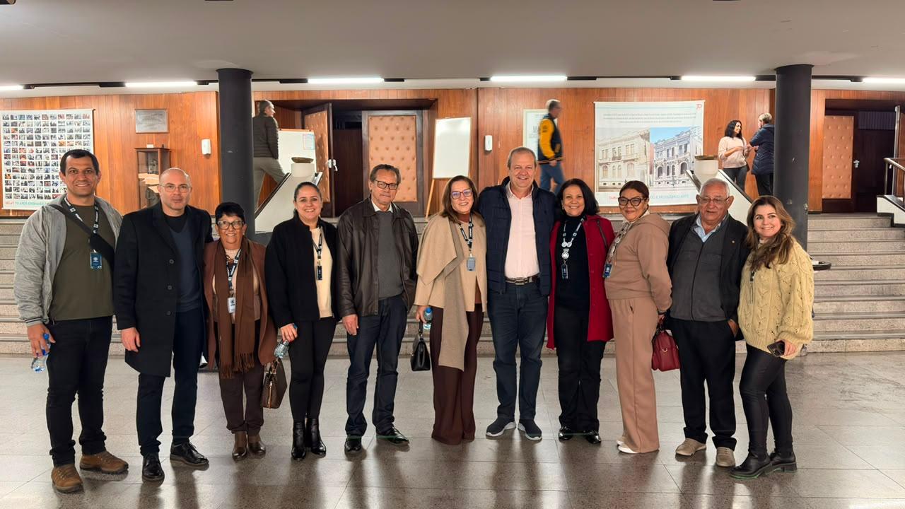 Unespar Professores, agentes administrativos e membros da direção da Unespar com o secretário Aldo Bona
Foto: Divulgação