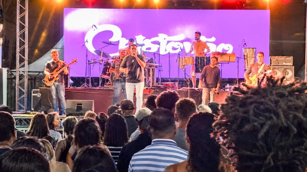 A-SAMBA – melhor A Praça dos Pioneiros recebeu na noite deste domingo, 19 de julho, mais uma edição do SambaNejo na Praça. O evento, promovido pela Prefeitura de Paranavaí, por meio da Fundação Cultural, reuniu centenas de pessoas, entre famílias e amantes da boa música, em uma noite marcada por animação, lazer e valorização dos artistas locais.
A dupla sertaneja Klebim e Gustavo abriu a programação musical da noite. Na sequência, foi a vez do grupo Dona Diva Samba subir ao palco e embalar o público com clássicos do samba nacional. Encerrando a programação, o cantor Cristovão apresentou um repertório que passeou entre o samba, o pagode e o sertanejo, animando o público até o fim do evento.
Segundo o presidente da Fundação Cultural de Paranavaí, Rafael Torrente, além de incentivar os artistas credenciados do município, o SambaNejo na Praça fortalece a utilização dos espaços públicos como ambientes de convivência, promovendo cultura, lazer e aproximando a população das ações desenvolvidas pela Prefeitura de Paranavaí.
“Ver a Praça dos Pioneiros cheia de famílias, crianças, jovens e idosos aproveitando uma programação gratuita é motivo de muita satisfação. Esse é o objetivo da Prefeitura de Paranavaí, por meio da Fundação Cultural, ocupar os espaços públicos com arte, música e momentos de convivência para toda a comunidade”, disse o presidente.
Rafael Torrente destacou ainda que o compromisso é manter uma agenda cultural diversificada, ampliando o acesso da população às manifestações artísticas no município.
“O sucesso desta edição mostra que a população abraça esse projeto. Vamos continuar investindo em eventos que valorizem nossos talentos, fortaleçam a cultura local e proporcionem momentos de alegria e união para as famílias de Paranavaí”, concluiu Rafael.