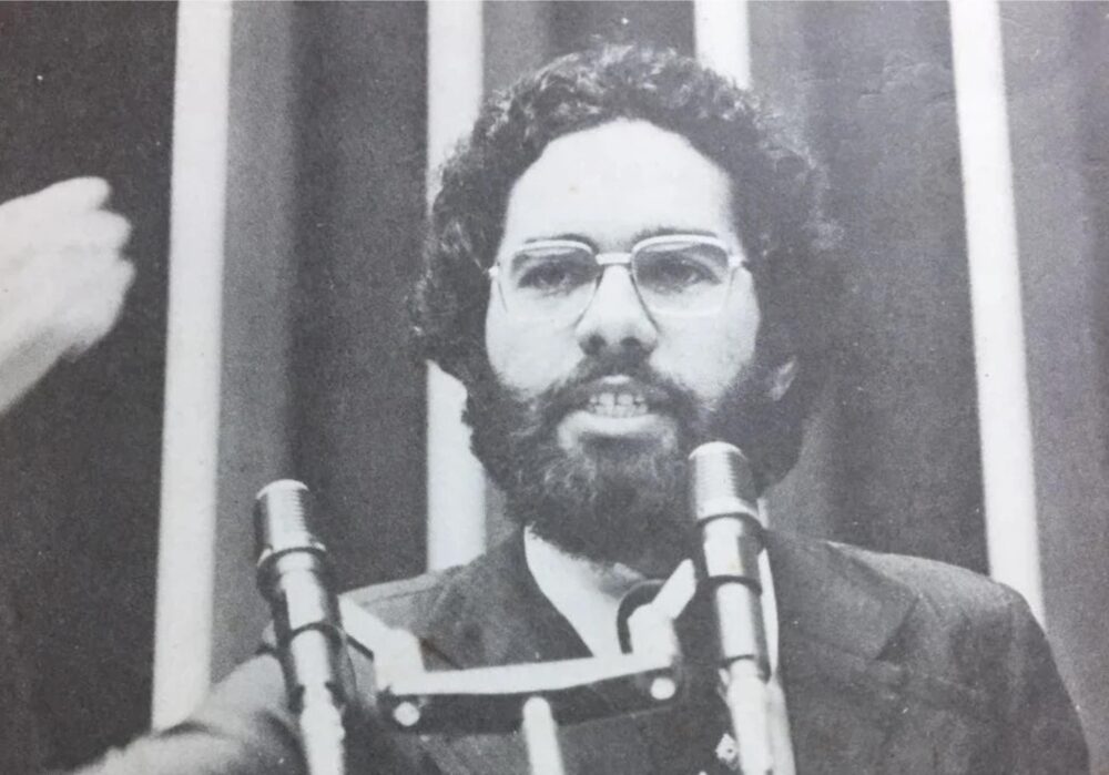 José Alencar Furtado na sessão da Câmara de Vereadores que o homenageou em Paranavaí na década de 1990. Na imagem: o repórter Adão Ribeiro e o destacado político. O cinegrafista é Wilson del Passo