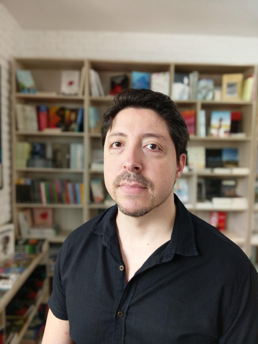 Fernando Cunha é bacharel em Química e Engenharia de Produção e mestre em Engenharia Mecânica. Seu primeiro livro foi Metrologia e Incerteza em sua Essência, uma referência técnica na área de metrologia para laboratórios de ensaio e calibração
Instagram: @fernando.cunha.autor 
Site: www.odilemadobasilisco.com