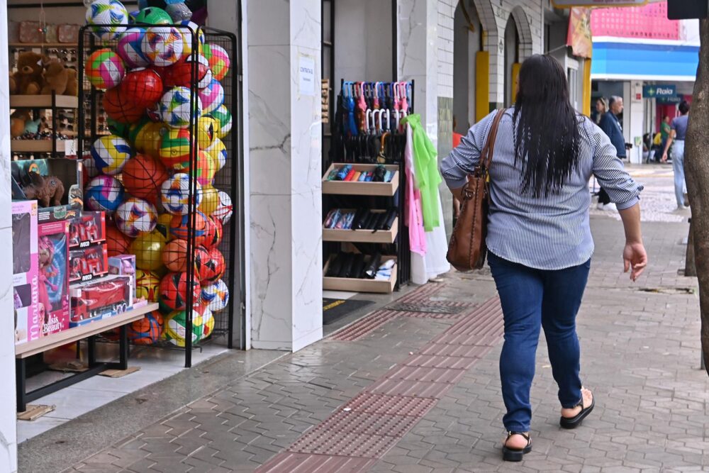 Comércio é o único setor com saldo negativo no primeiro semestre
Foto: Arquivo DN