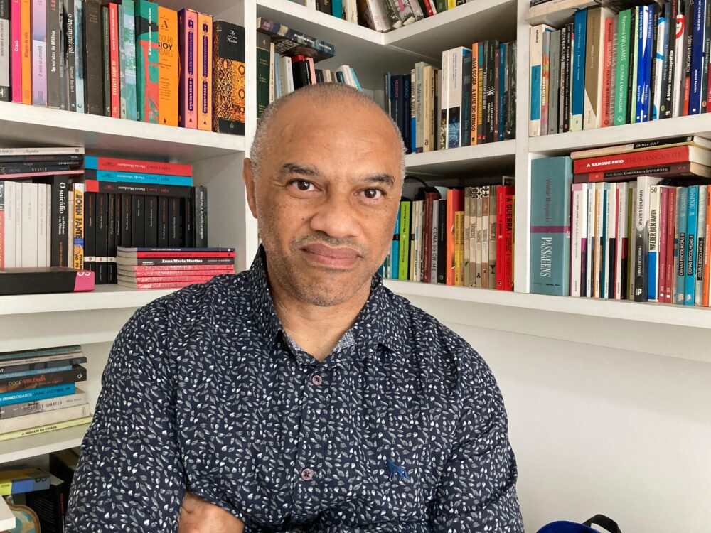 Vinícius Ferreira é professor de Literaturas de Língua Portuguesa na Universidade Federal de Juiz de Fora (UFJF), doutor em Estudos Literários e autor do livro “Não existe acaso no inferno”
Foto: Divulgação