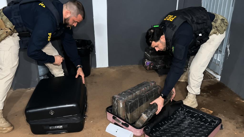 Droga estava dividida em três malas no porta-malas de um carro abordado na BR-376, em Mandaguaçu - Foto: PRF