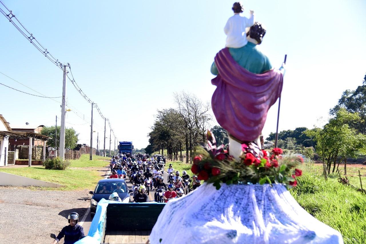 Carreata dos motoristas é um momento simbólico da celebração — Foto: Nivaldo Santos