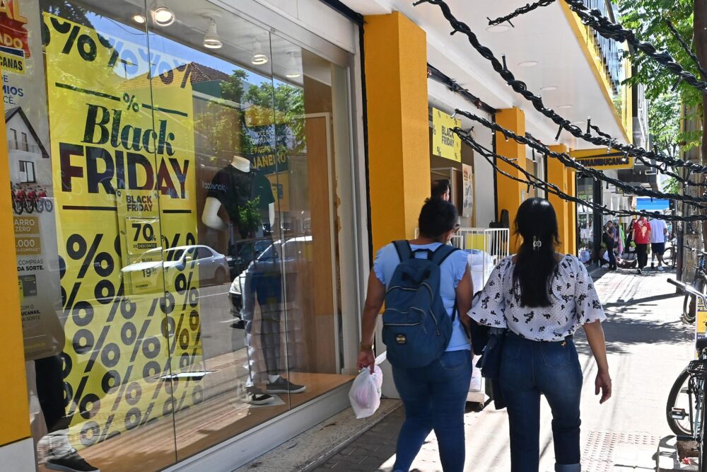 Black Friday é uma das datas de vendas mais importantes no calendário anual do comércio
Foto: Arquivo DN/Ivan Fuquini