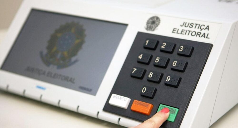 Na véspera da eleição, centenas de urnas são sorteadas em evento público e retiradas das seções eleitorais para participação no teste
Foto: Fernando Frazão/Agência Brasil
