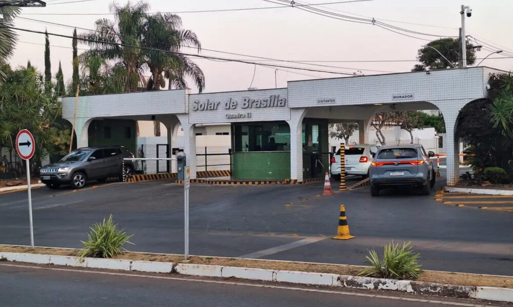 Fachada do condomínio Solar de Brasília, onde Bolsonaro mora e cumpre prisão domiciliar 
Foto: Fabio Rodrigues-Pozzebom/Agência Brasil