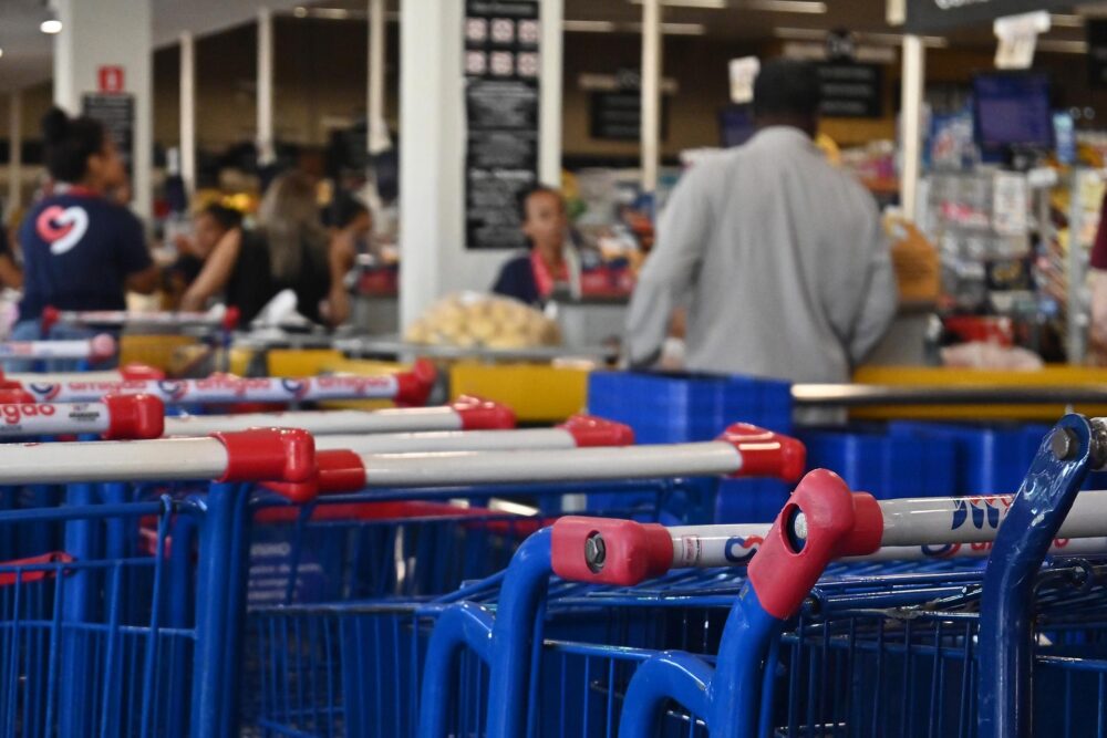 Efeitos podem chegar ao consumidor por meio da redução da oferta de alguns produtos e da alta dos preços nos supermercados
Foto: Ivan Fuquini