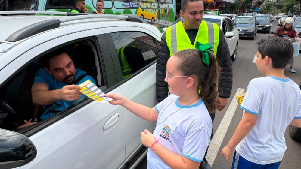 Ação mobilizou estudantes e motoristas nesta terça-feira