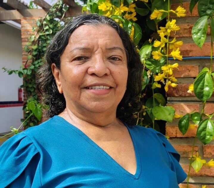 Natural de Caxias (MA), Carla de Nazaré é professora aposentada de Geografia. Estreou na literatura com o romance Homens Ricos Não Se Casam com Moças Pobres? Por meio de suas obras, a autora explora temas ligados às relações humanas, à superação e às transformações da vida, unindo sensibilidade, emoção e reflexão.
Instagram: @carla.denazare