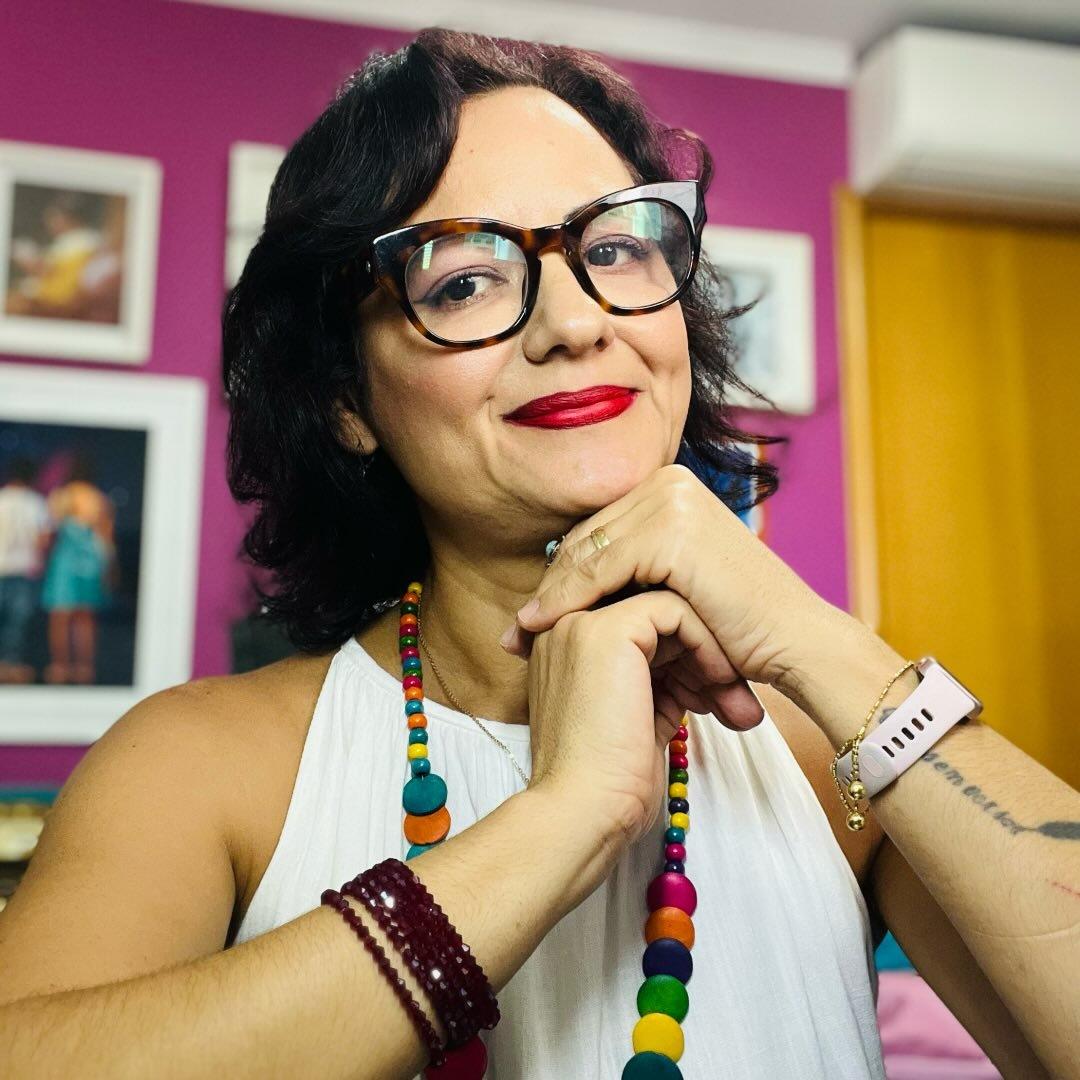 Goimar Dantas é doutora em Estudos Comparados de Literaturas de Língua Portuguesa, com ênfase em Literatura Infantil e Juvenil, jornalista, roteirista e escritora, autora de Quem tem medo de papangu? (Cortez Editora)