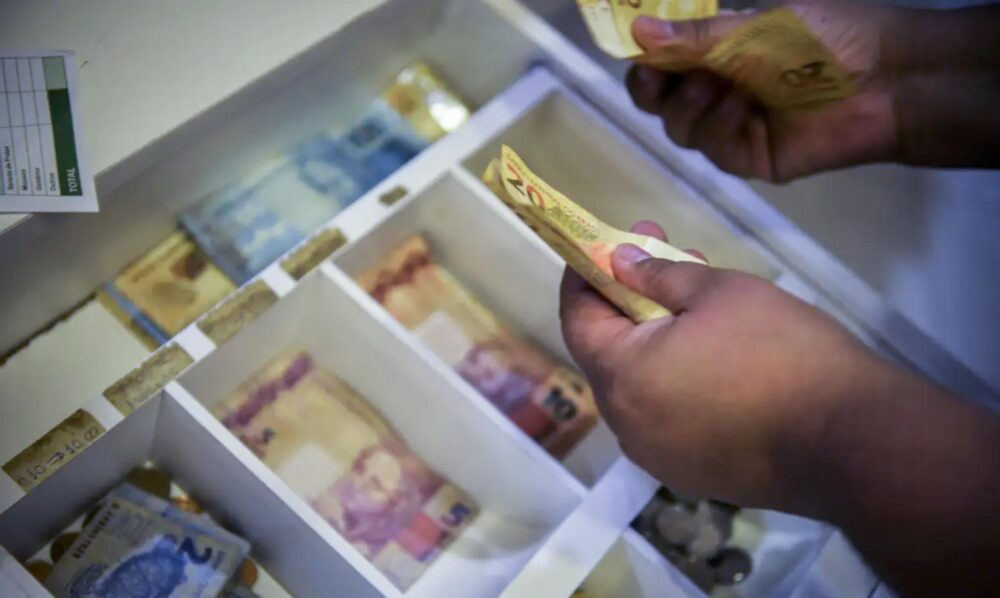 Trabalhadores precisam ficar atentos aos prazos e liberações
Foto: Marcello Casal Jr/Agência Brasil
