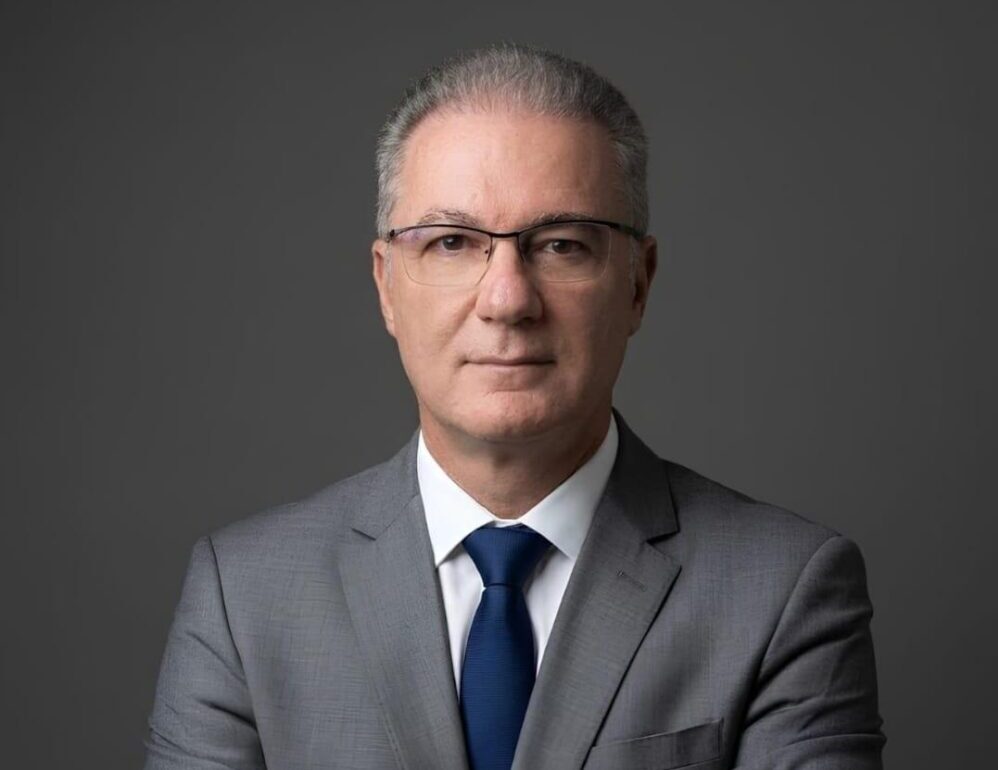 Luiz Carlos Mânica é advogado criminalista. Delegado de Polícia aposentado após 31 anos de atividade na PCPR. É especialista em Direito Penal, Processo Penal, Direito Médico, Gestão da Segurança Pública e Gerenciamento Policial