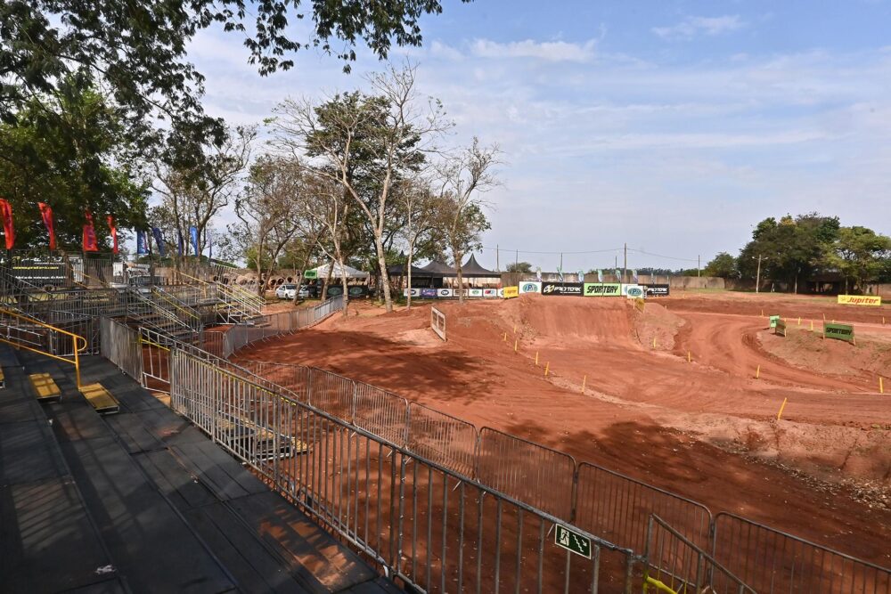 Pista foi preparada para receber a competição em um espaço fixo