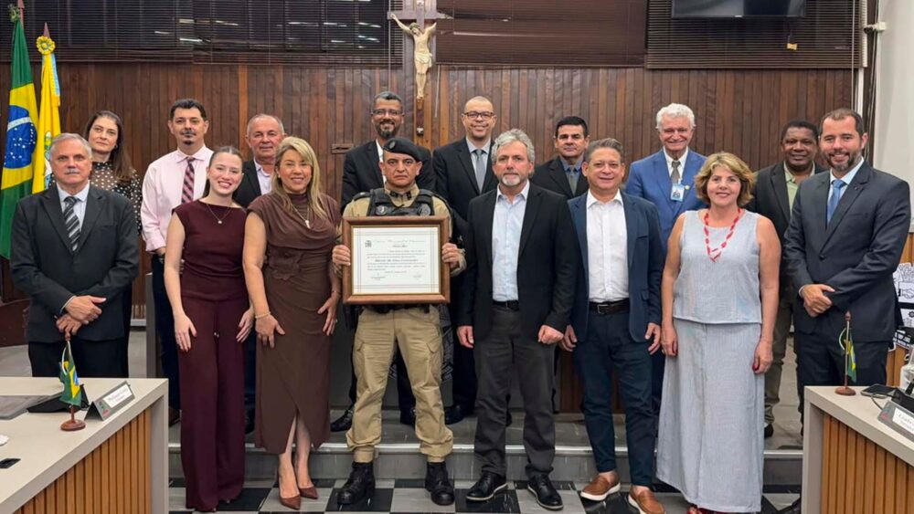 O homenageado com os vereadores