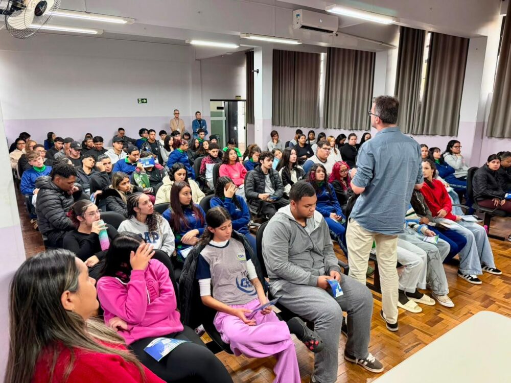 Equipe trabalha na divulgação dos cursos
