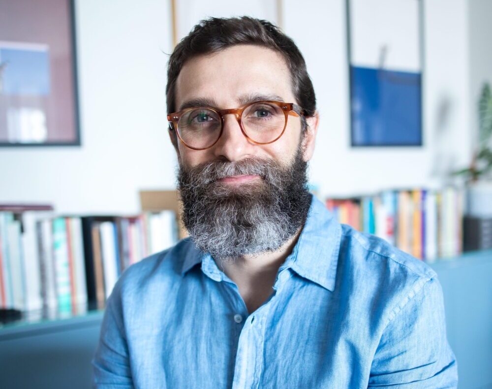 A-LUCAS Lucas Lujan é psicanalista, escritor e pesquisador, mestrando em Psicologia Social pela PUC-SP e pós-graduado em Saúde Mental, Filosofia Contemporânea e História. Atua em grupos de pesquisas vinculadas à USP e à PUC-SP. Ele lança “Amar para não ser em vão”