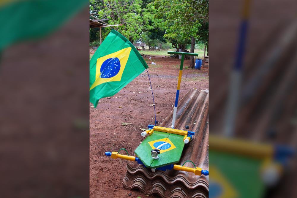 Alunos e familiares soltam a imaginação para criar os carrinhos
Foto: Arquivo DN