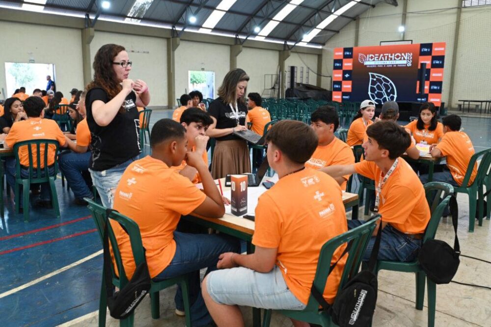 Estudantes e organizadores da competição