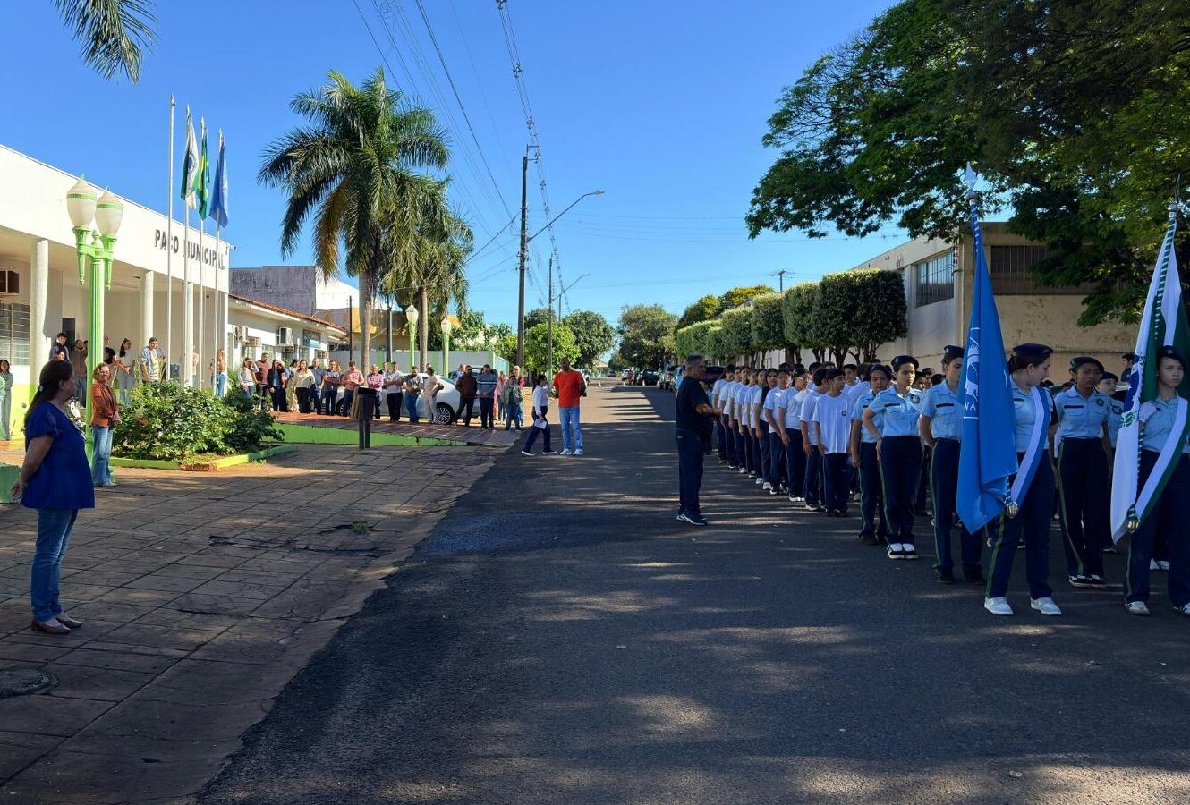 Estudantes no desfile cívico-militar de Alto Paraná
