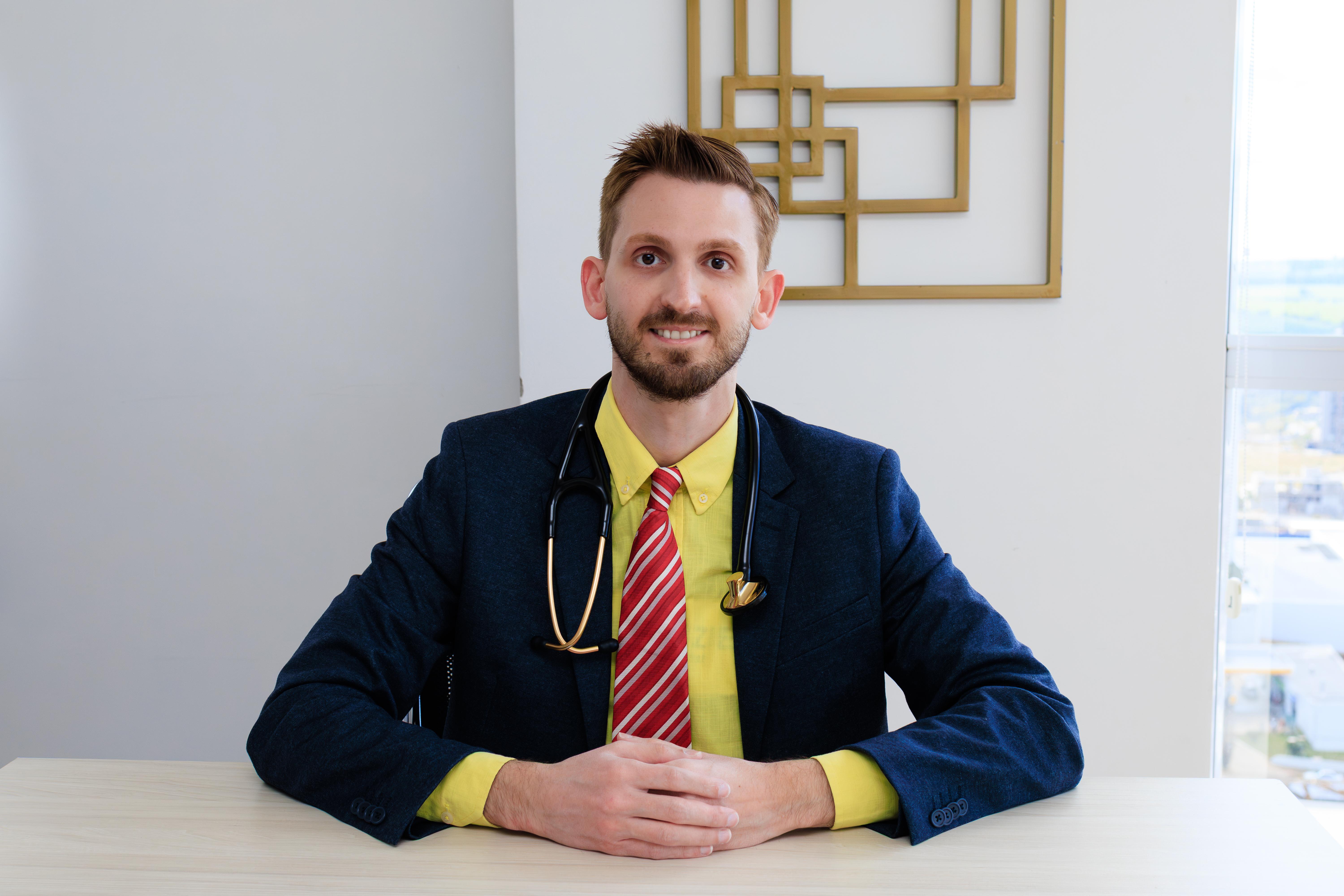 Arnaldo Pinto Guedes de Paiva Neto é médico geriatra e autor de “Palimpsesto: O corpo que se reescreve”, resultado de um trabalho que integra evidências científicas e reflexão teórica para compreender como a vida preserva informações apesar das constantes mudanças