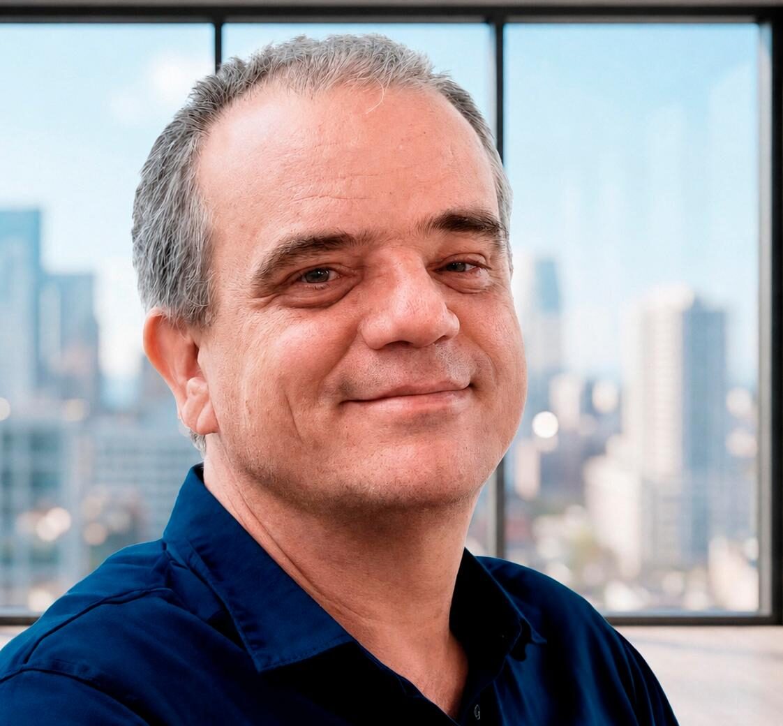 Cássio Mori é educador, escritor e palestrante. Engenheiro mecânico pela Universidade de São Paulo, atua há mais de 30 anos na educação e foi professor de Física por 27 anos.