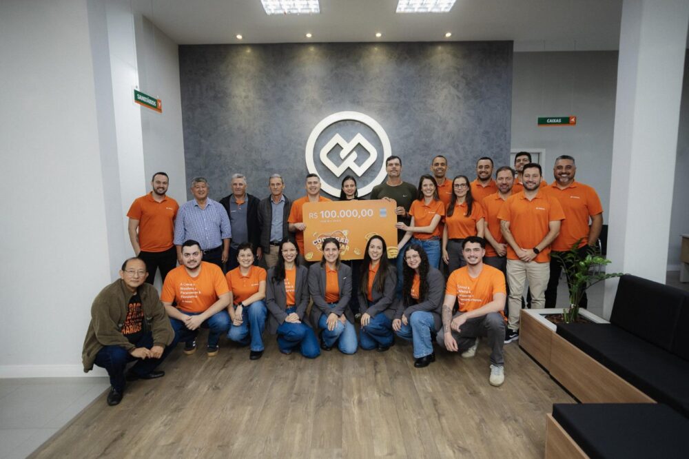 Equipe Cresol com o ganhador do prêmio