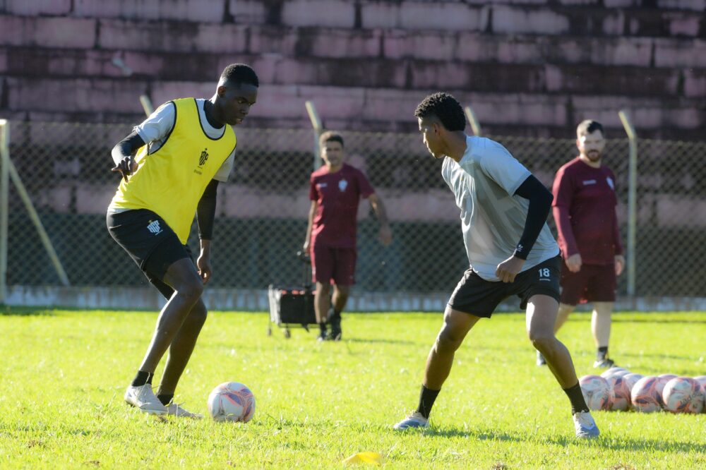 ACP (2) ACP treinou durante a semana para o jogo
(Foto: Fernanda Salermo)