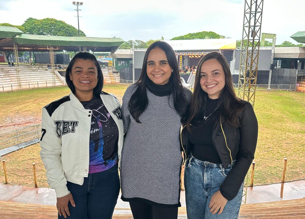 Eduarda Moreira Thomaz com as amigas Raiane Correia e Suellen de Jesus