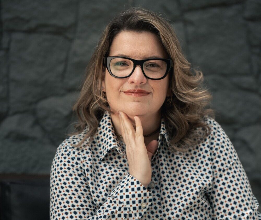 A-RENATO Renata Wolf é publicitária, autora do livro “Entre tempos e marés” e vive em Portugal desde 2018.