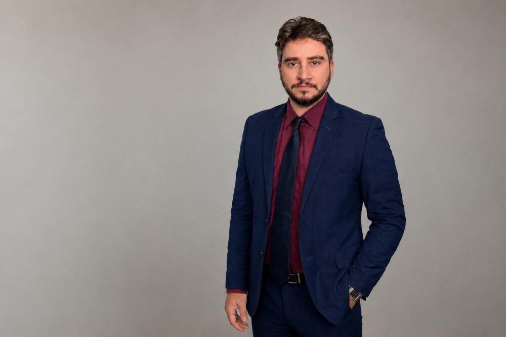a-andre André Charone é contador, professor universitário, palestrante, escritor e pesquisador. É mestre em Negócios Internacionais, possui MBA em Gestão Financeira, Controladoria e Auditoria pela FGV e certificação internacional pela Universidade de Harvard. Além de autor de livros e artigos nas áreas contábil, empresarial e educacional.
Instagram: @andrecharone