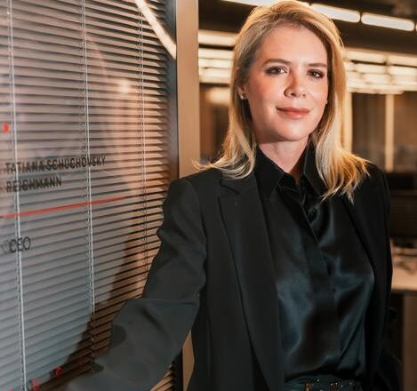 Tatiana Schuchovsky Reichmann é administradora, especializada em gestão empresarial e CEO da Ademicon. Com 30 anos de atuação na empresa, lidera atualmente uma equipe de 500 colaboradores e mais de 18 mil consultores de venda em todo o Brasil. Acredita que o consórcio é um meio de democratizar o acesso ao crédito e uma ferramenta de planejamento financeiro
