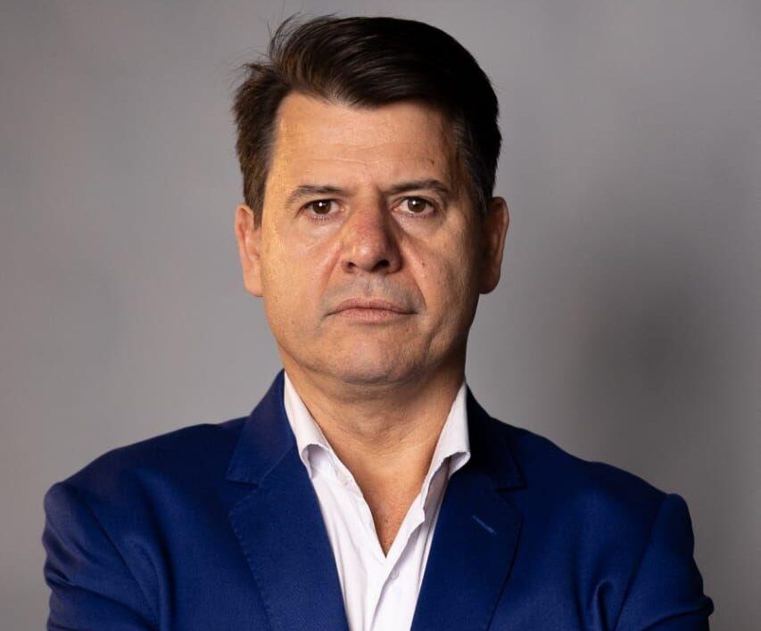 Adimir Telles é casado há 33 anos e pai de três filhas. Empresário, palestrante e autor, escreve obras voltadas para a gestão financeira pessoal e relacionamentos, como o lançamento Por que não tenho acesso ao meu dinheiro? e O querer faz a diferença